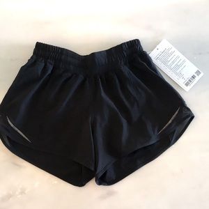 New with tags black Lululemon Hotty Hot Shorts 4”.